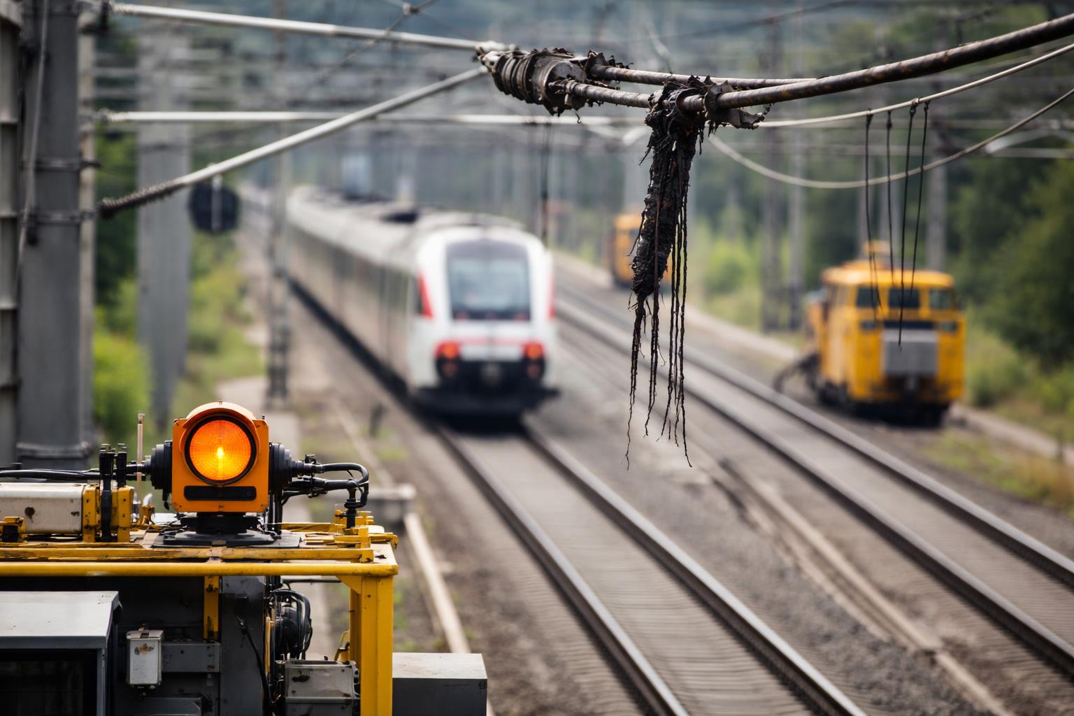Redaktionelle Szene zum Thema „Defektes Hochspannungskabel löste ÖBB-Störung bei St. Pölten aus“
