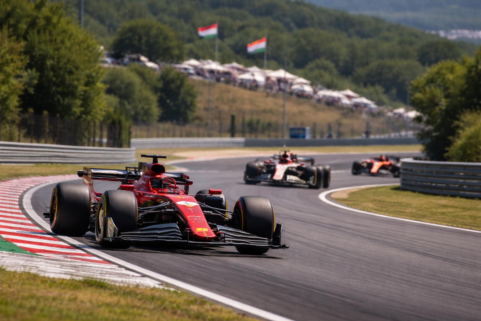 Redaktionelle Szene zum Thema „Hamilton glänzt im Ferrari-Training in Ungarn“