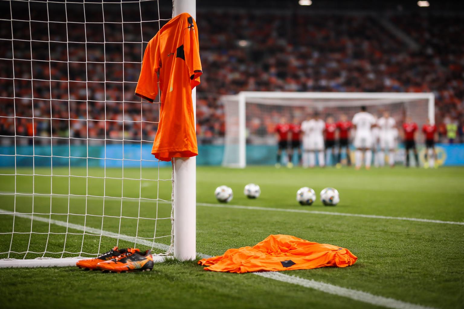 Redaktionelle Szene zum Thema „Koeman beendet zweite Amtszeit als Niederlande-Teamchef nach WM-Aus“