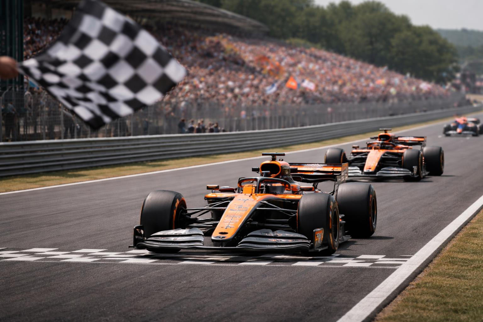 Redaktionelle Szene zum Thema „Norris gewinnt in Ungarn vor Piastri – McLaren feiert nächsten Doppelerfolg“