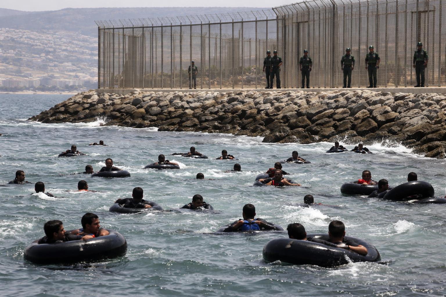 Redaktionelle Szene zum Thema „Tausende Migranten erreichen Ceuta schwimmend von Marokko aus“