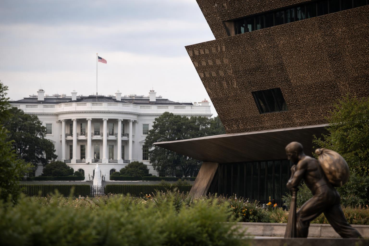 Redaktionelle Szene zum Thema „Weiße Haus greift US-Museum wegen einseitiger Geschichtsdarstellung an“